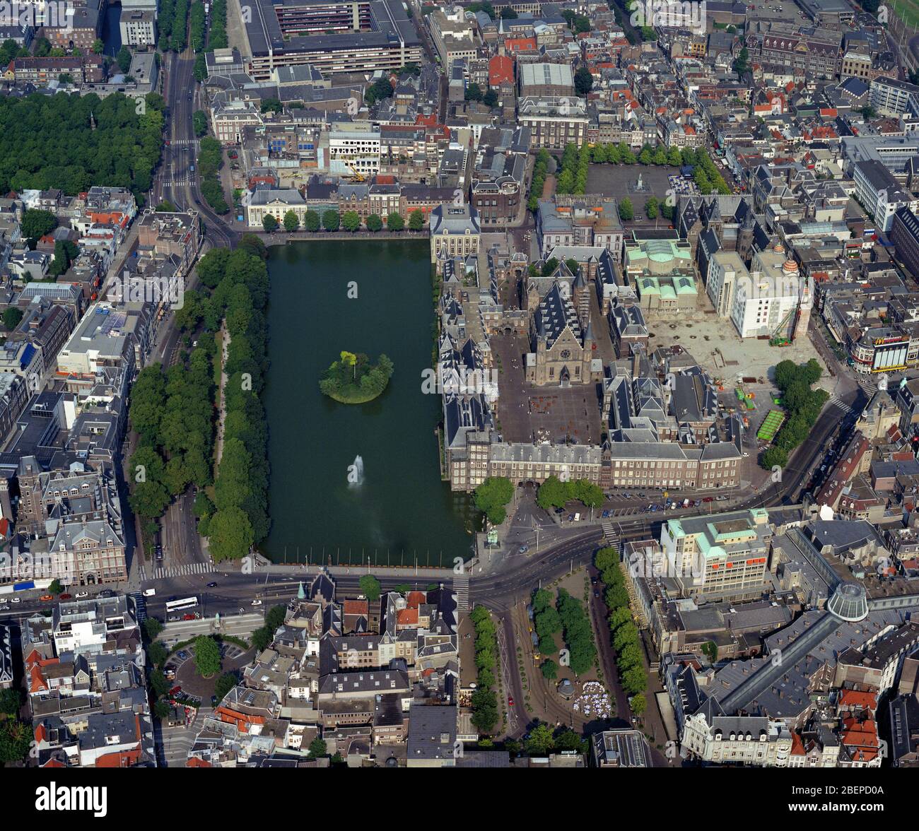 La Haye, Hollande, du 08 au 1988 : photo aérienne historique de la Hofvijver et Binnenhof, cour intérieure, un complexe de bâtiments qui abrite la rencontre Banque D'Images