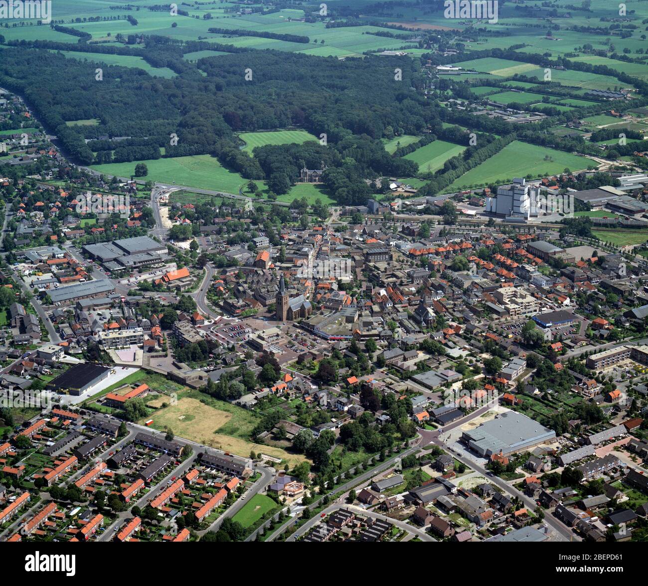 Barneveld, Hollande, 11 juillet - 1990: Photo aérienne historique du village Barneveld connu pour l'élevage de volaille et l'industrie innovante Banque D'Images