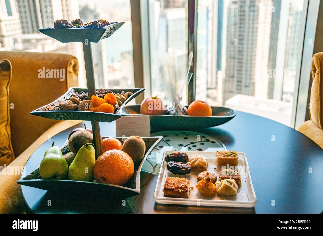 Sélection de fruits secs, noix, fruits frais et baklava comme bienvenue dans une chambre d'hôtel à Doha, Qatar Banque D'Images