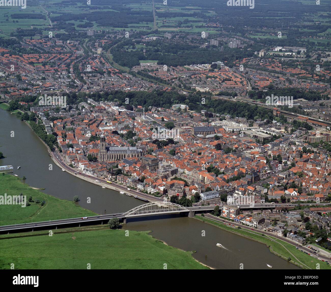 Deventer, Hollande, 11 juillet - 1990: Photo aérienne historique de la ville Deventer situé sur la rive est de la rivière IJssel et Wilhelminabrug Banque D'Images