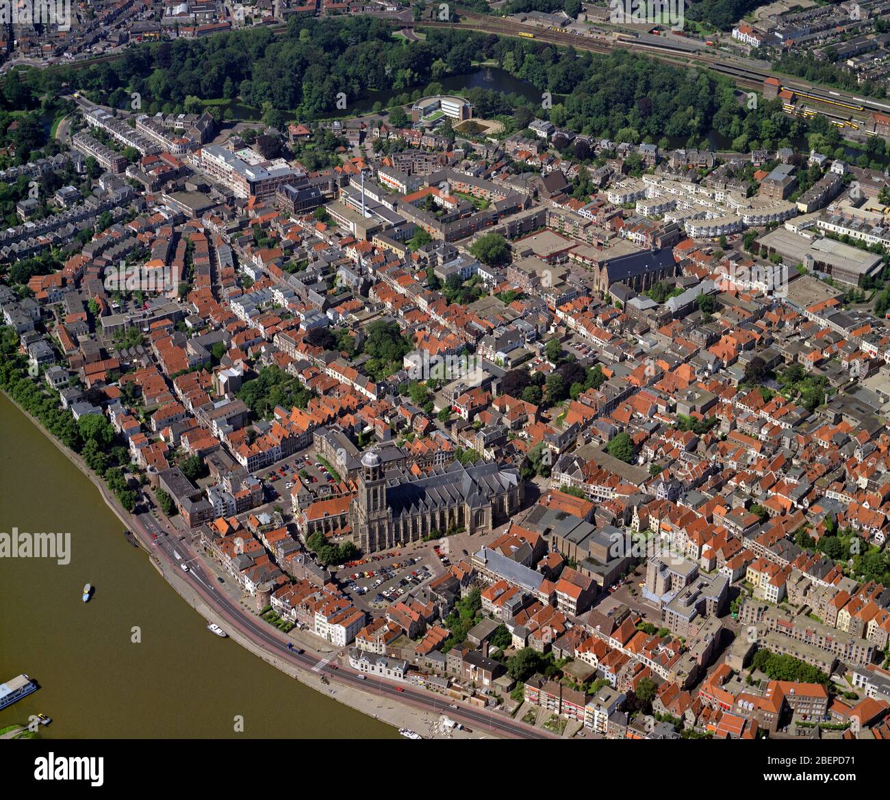 Deventer, Hollande, 11 juillet - 1990: Photo aérienne historique de la ville Deventer situé sur la rive est de la rivière IJssel et Lebuinuskerk en fron Banque D'Images