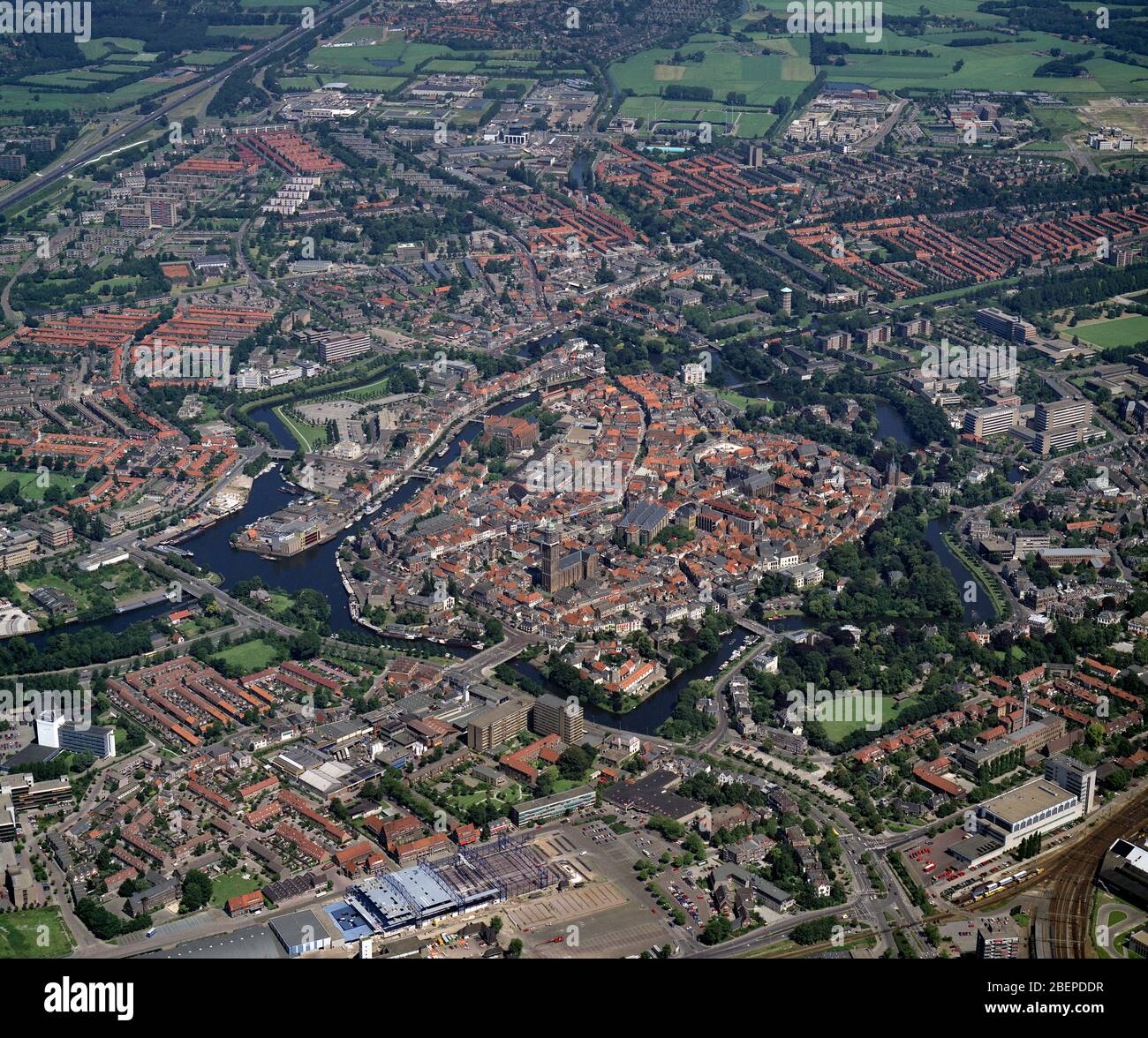 Zwolle, Hollande, 12 juillet - 1990: Photo aérienne historique de la ville Zwolle, capitale Overijssel de la région IJsseldelta Banque D'Images