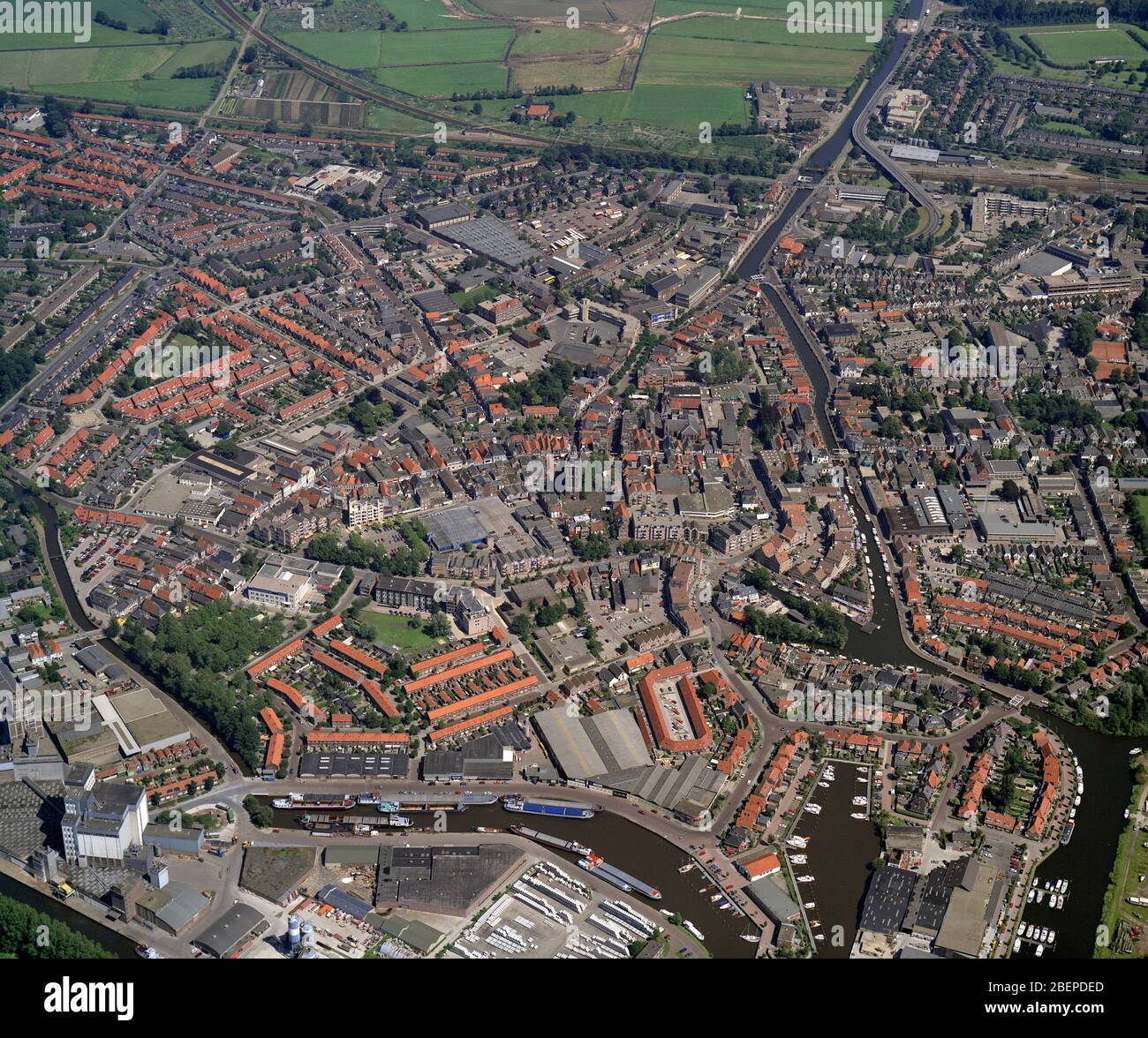 Meppel, Hollande, 12 juillet 1990: Photo aérienne historique de la ville Meppel avec l'église Maria dans le centre, dans la province néerlandaise Drenthe Banque D'Images