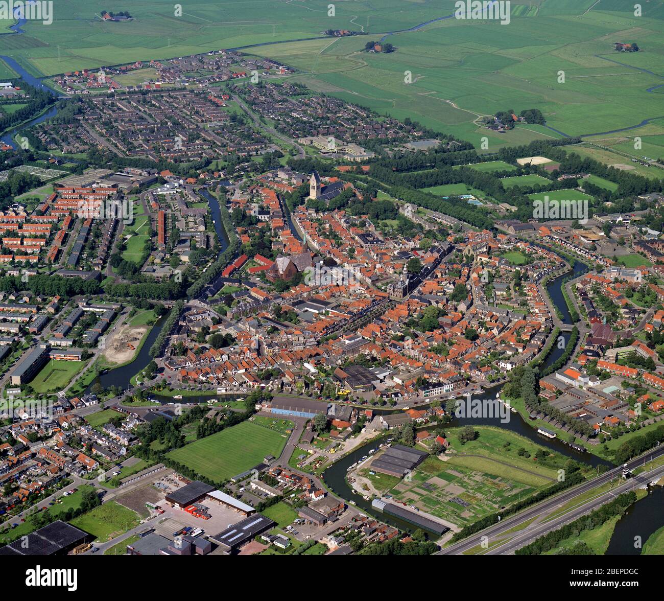 Bolsward, Hollande, 12 juillet - 1990: Photo aérienne historique de la ville de Bolsward avec la mairie du centre, dans la province néerlandaise Friesland Banque D'Images