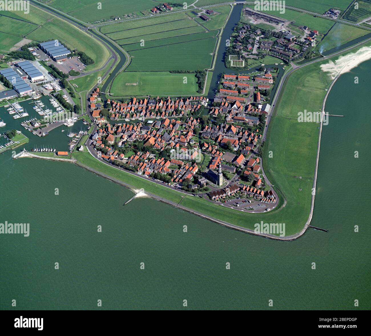 Hindeloopen, Hollande, 12 juillet - 1990: Photo aérienne historique de la ville Hindeloopen, une vieille ville au nord des Pays-Bas sur l'IJsselmeer i Banque D'Images