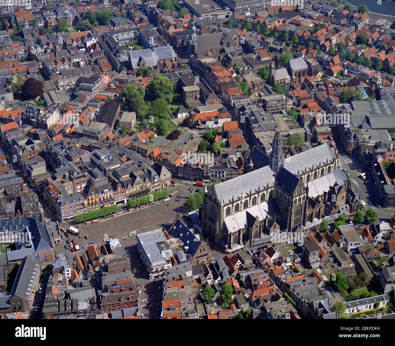 Haarlem, Hollande, 14 mai 1992 : photo aérienne historique de la Grote Kerk ou St.Bavokerk, une église protestante réformée et ancienne cathédrale catholique Banque D'Images