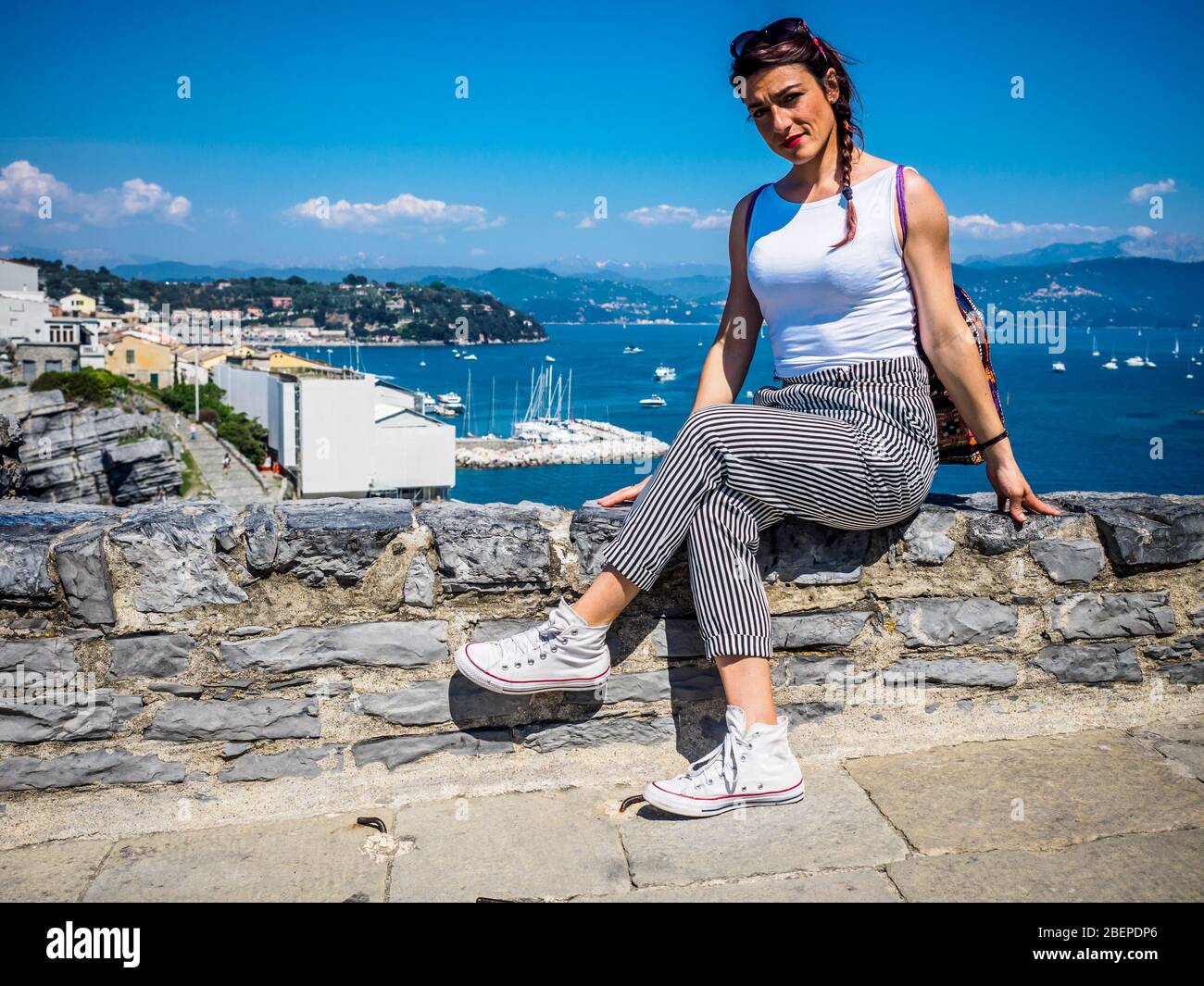Belle fille dans le parc national de Cinque Terre en Ligurie, Italie, regardant à travers l'objectif. Banque D'Images