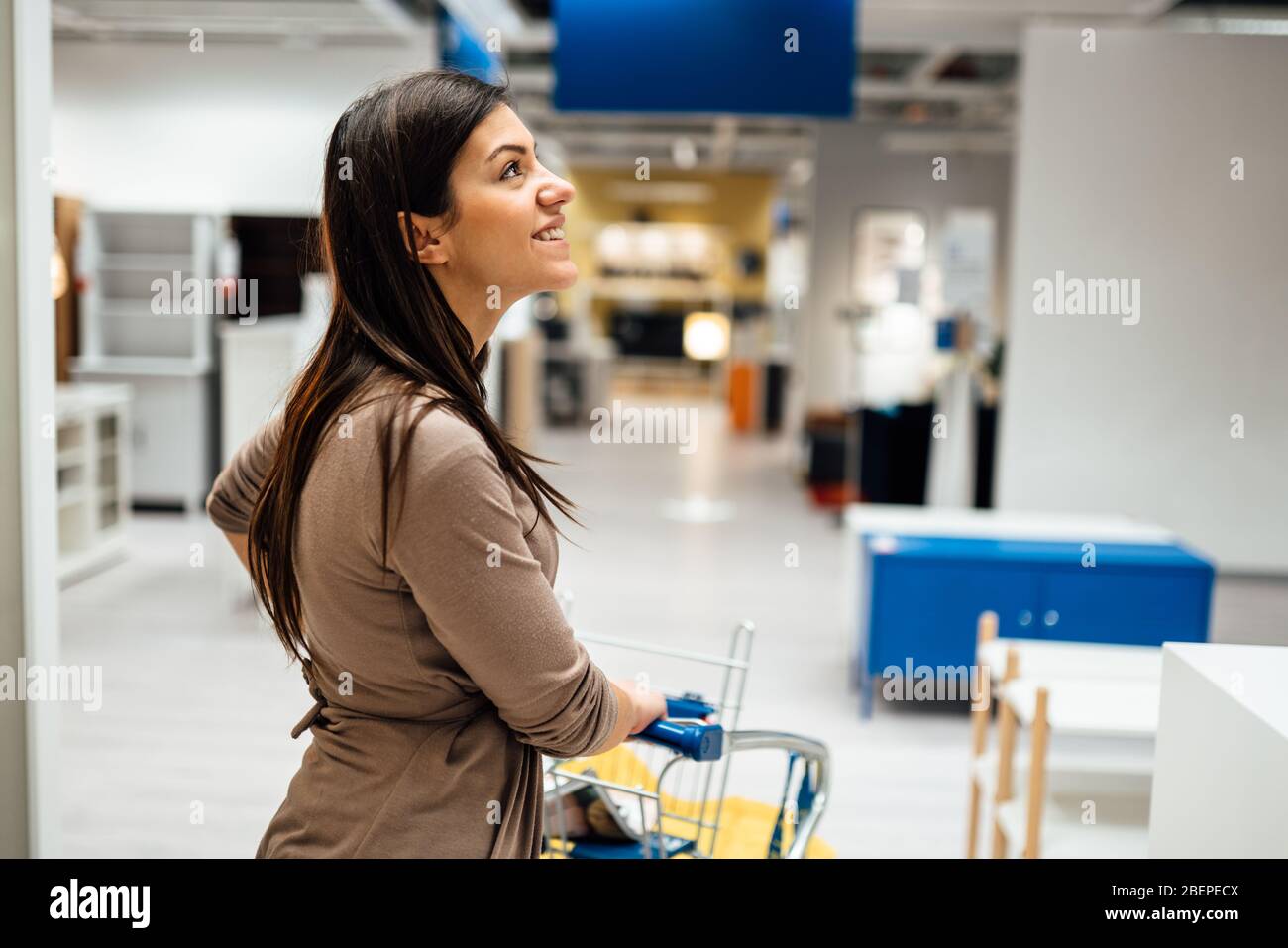 Femme achetant des meubles dans le centre de décoration de maison.Arts et artisanat shopping.magasin Hoby.Home rénovation.intérieur designer.créativité faite à la main faites-le vous-même Banque D'Images