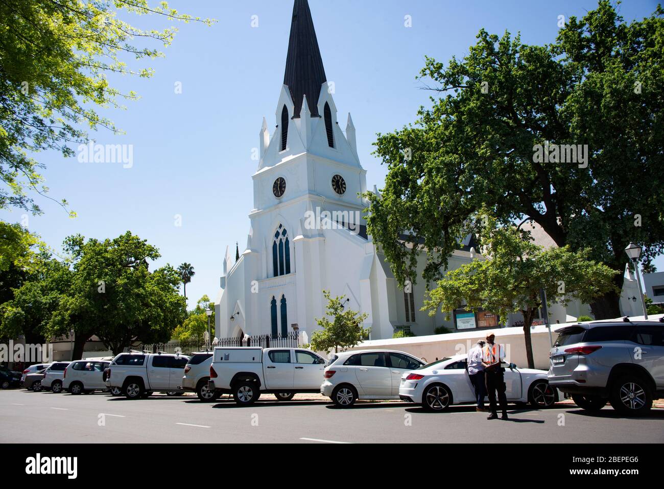 La belle église blanchie à la chaux est fière au coeur de Stellenbosch. L'Église réformiste néerlandaise la gère et fournit un service à l'Université Stellenbosch. Il est dans Church Street. Banque D'Images