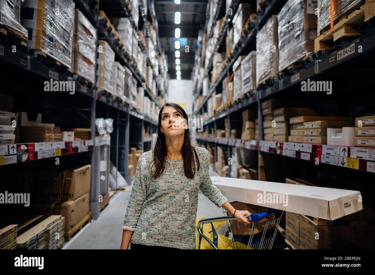 Une femme inspirée à acheter dans le magasin de matériel.Arts et artisanat shopping.Hoby store.Home rénovation.Interior designer.Handmade créatif faire lui-même le projet Banque D'Images