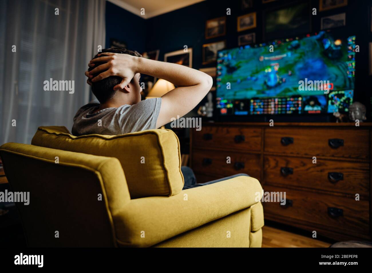 Joueur esport professionnel adolescent avec casque jouant et perdre l'Internet compétitif MMORPG cyber tournoi dans la stratégie de tir de première personne Banque D'Images