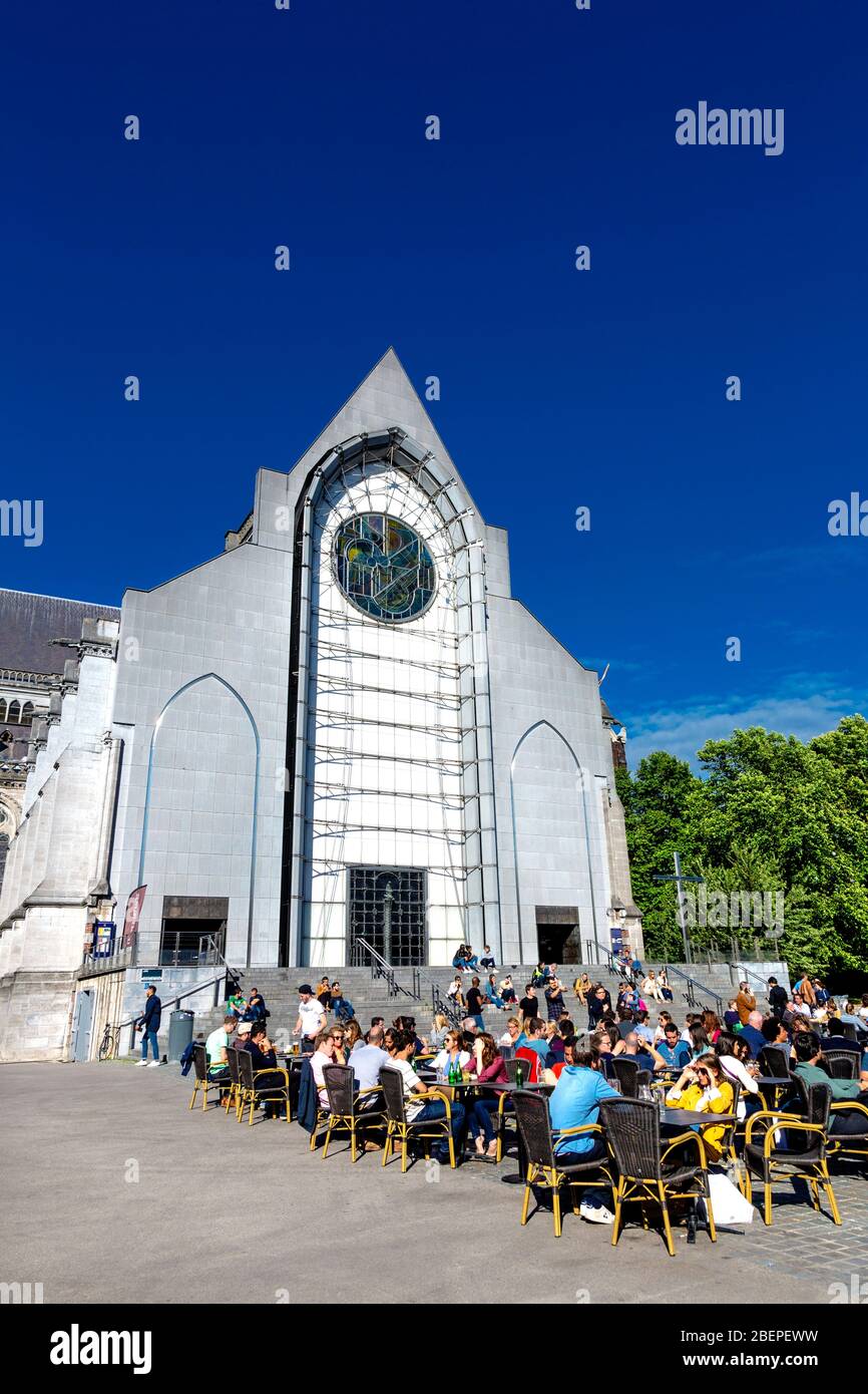 Cathédrale de Lille avec façade contemporaine en marbre (basilique notre Dame de la Treille) et des personnes assises en plein air à Lille, France Banque D'Images