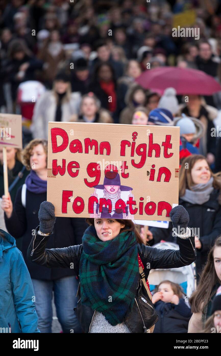 Une femme protestant tenant une lecture de signe « nous sommes arrivés en formation », à la Marche des femmes 2017, Londres Banque D'Images