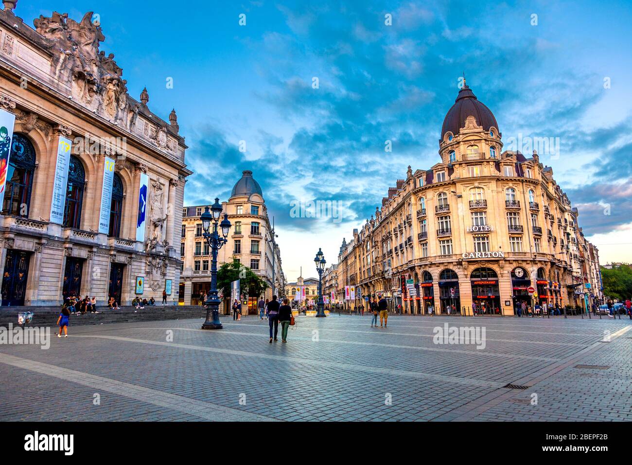 Place du Théâtre avec l'Opéra sur la gauche et l'Hôtel Carlton sur la droite, Lille, France Banque D'Images