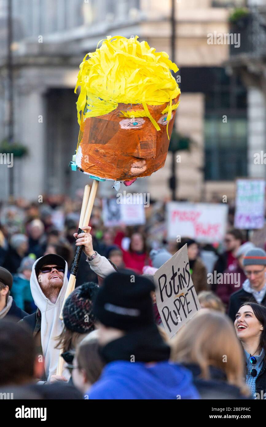 Homme tenant un chef de machine en papier de Donald Trump à la Marche des femmes de 2017, Londres Banque D'Images