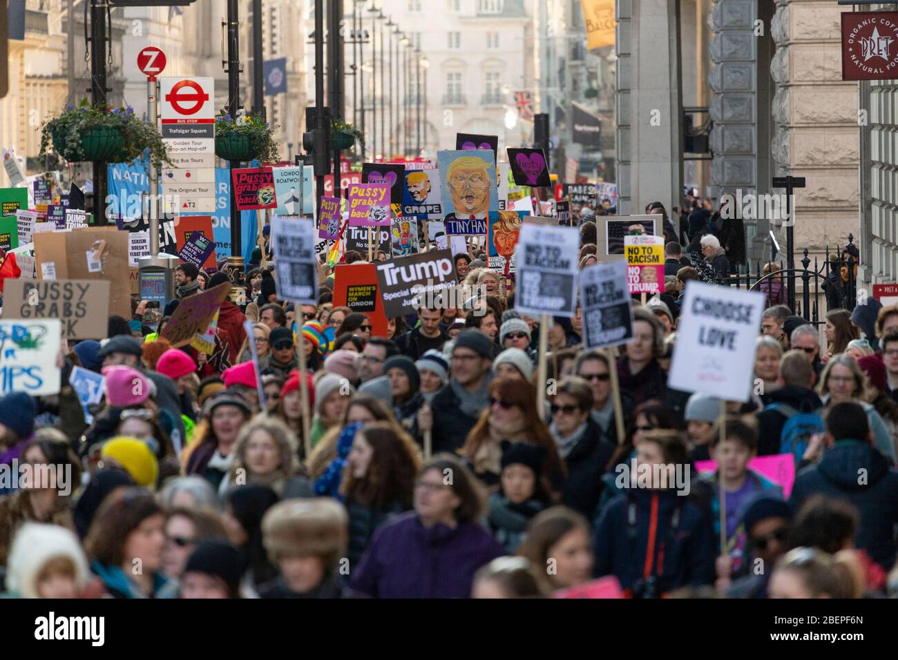 Vue de la foule et signes de protestation à la Marche des femmes de 2017, Londres Banque D'Images