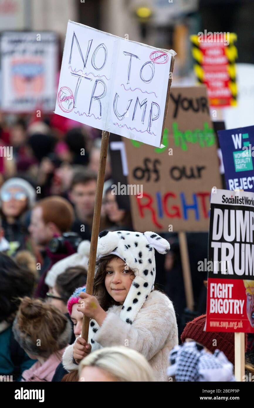 Jeune fille tenant un signe en lisant "non à Trump" à la Marche des femmes 2017, Londres Banque D'Images