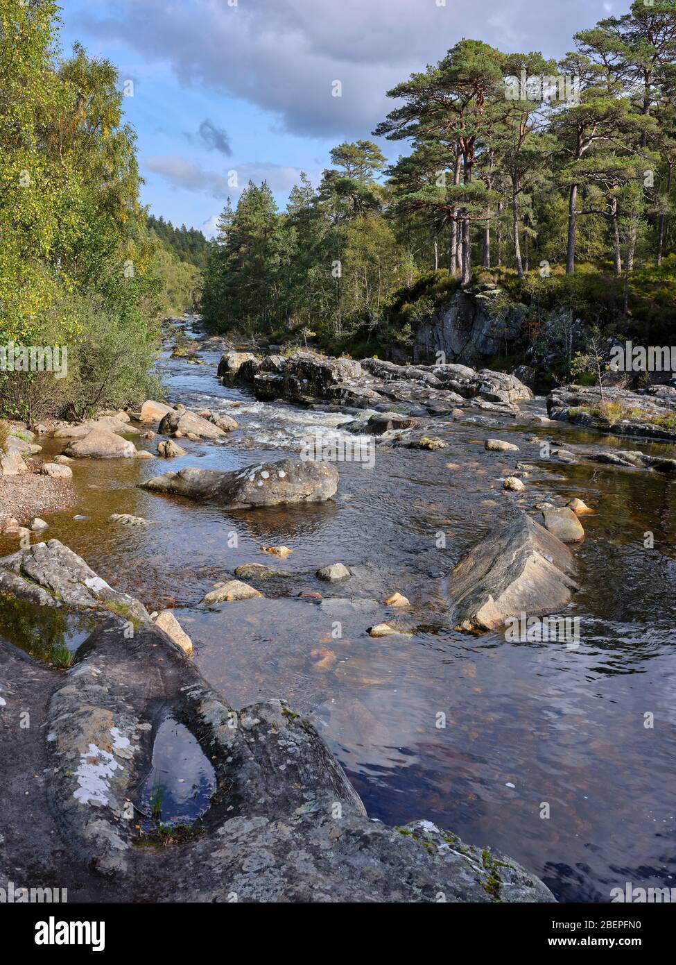 Glen Affric, Beauly, Inverness-Shire, Écosse, Royaume-Uni. 24/09/19. En aval du pont de Dog Falls dans Glen Affric, partie de la forêt calédonienne Banque D'Images