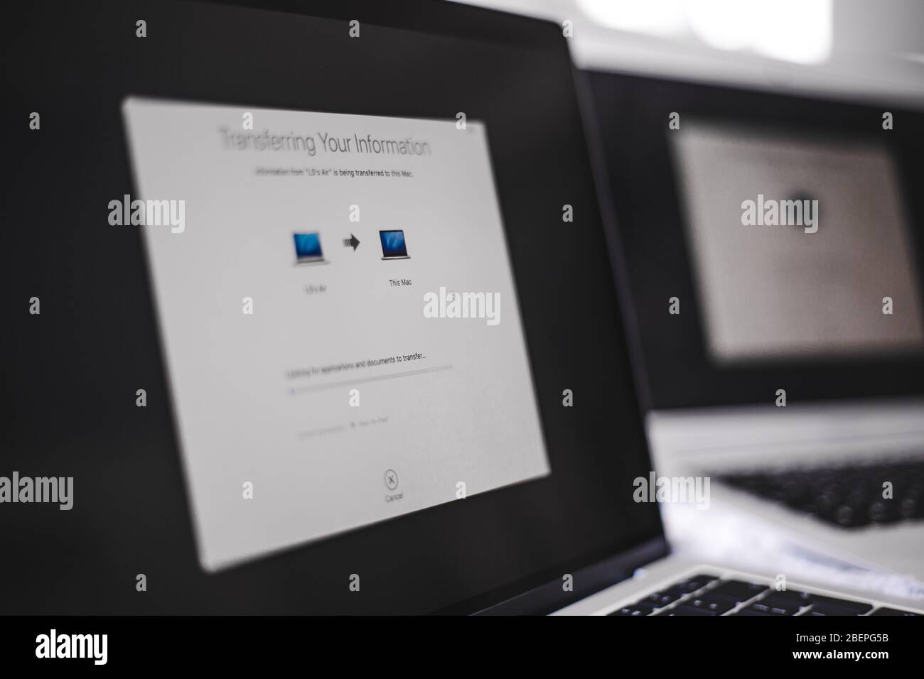 Nouveau MacBook Air 13' 2020 par Apple transférant des fichiers d'un autre appareil via une connexion WiFi pour configurer quand tout nouveau Banque D'Images