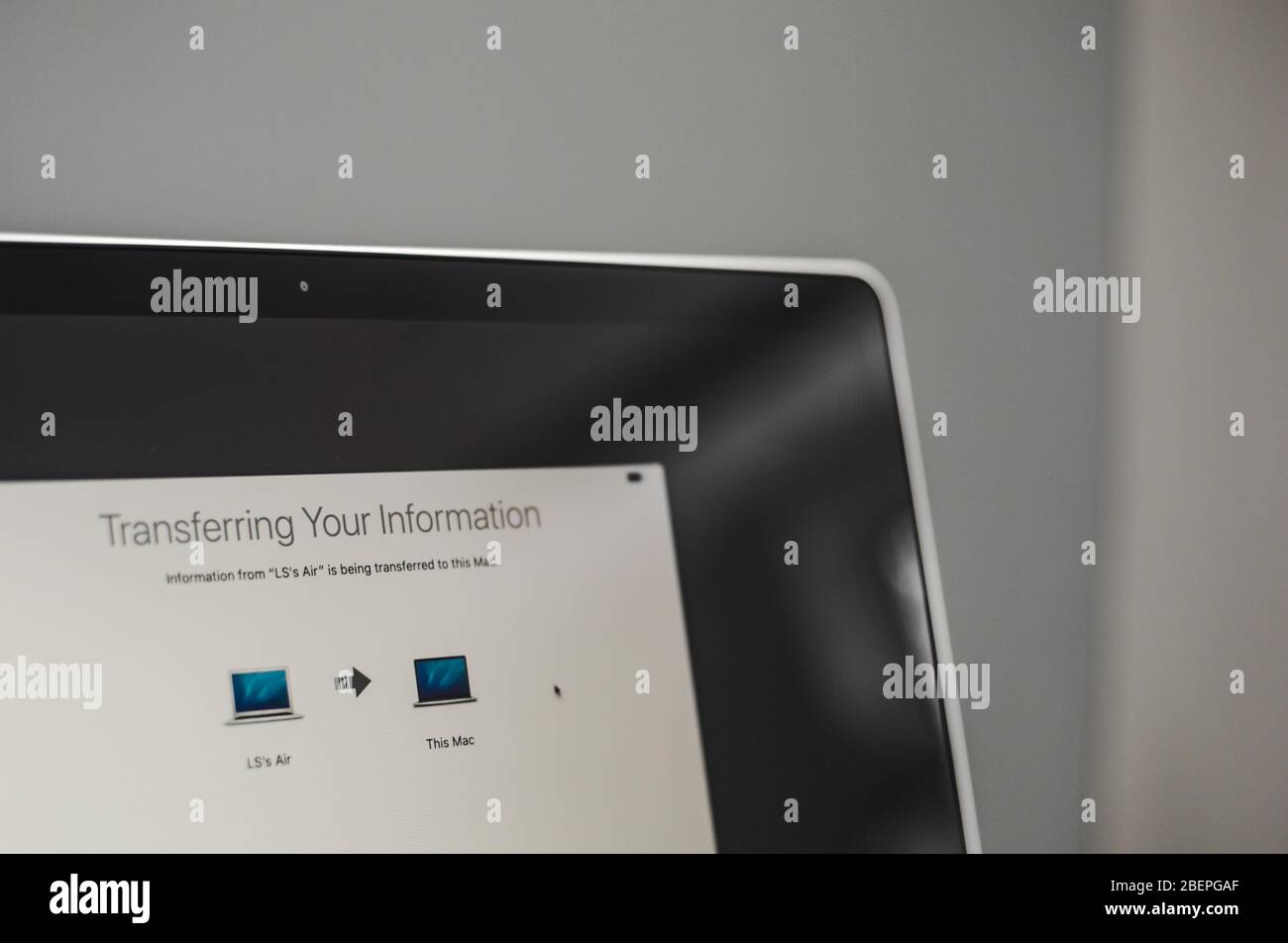 Nouveau MacBook Air 13' 2020 par Apple transférant des fichiers d'un autre appareil via une connexion WiFi pour configurer quand tout nouveau Banque D'Images