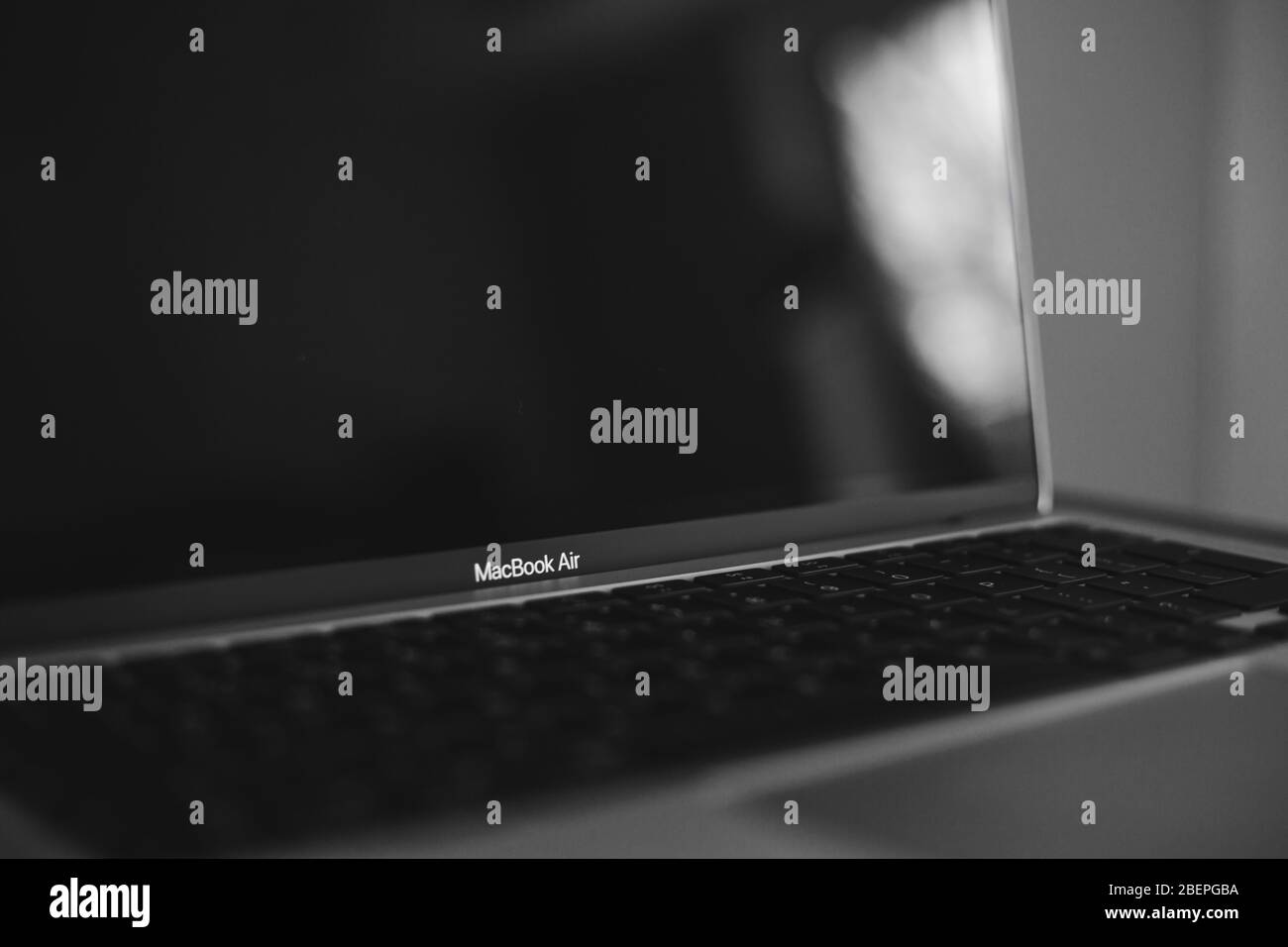 Macro gros plan du logo au-dessus du clavier sur le tout nouveau MacBook Air 13' 2020 d'Apple Banque D'Images