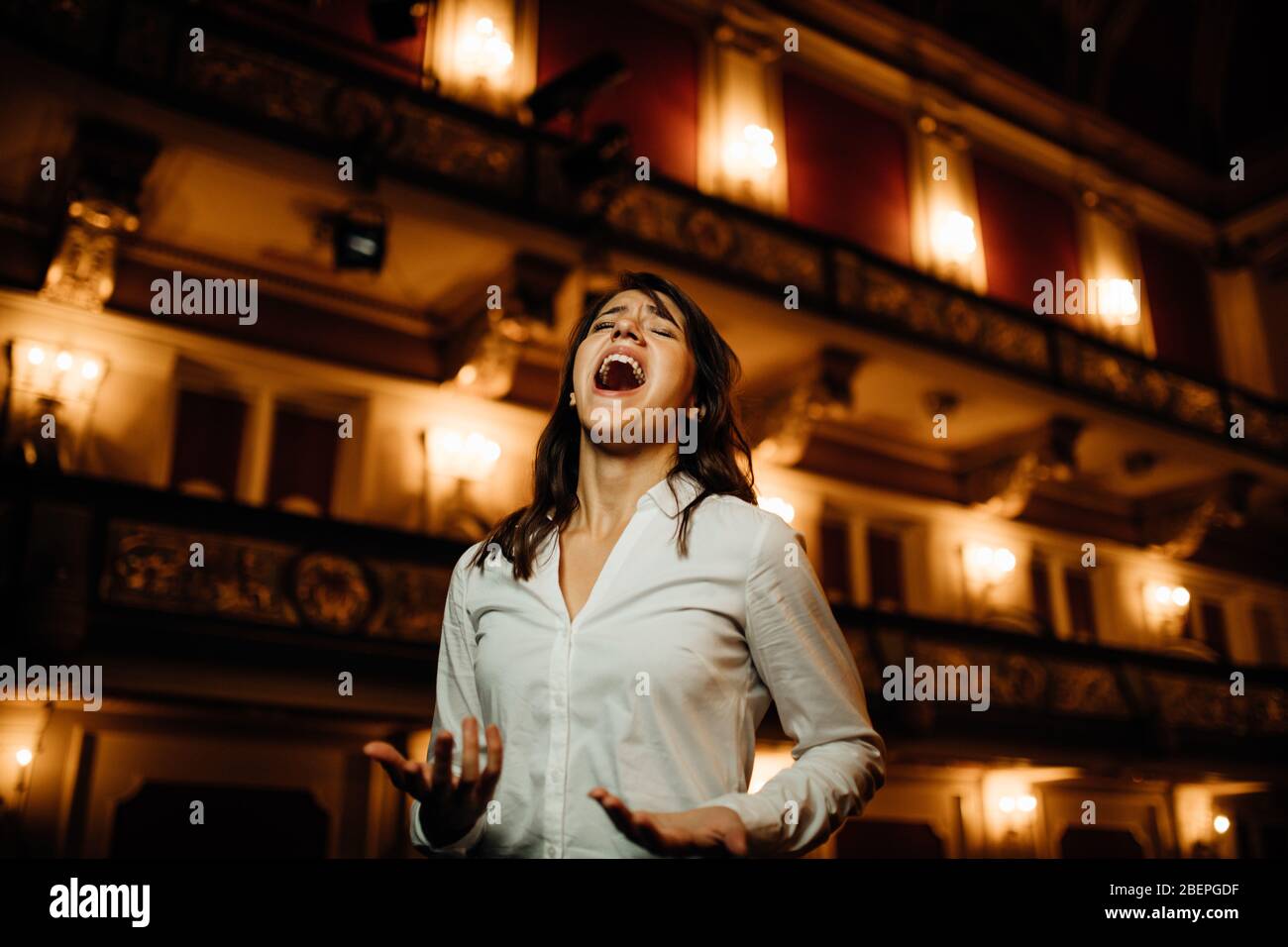 Entertainer se présentant sur une scène dans un théâtre vide, salle de concert sans fans.No public.COVID-19 annulé show.Opéra sans spectateurs.Enter Banque D'Images