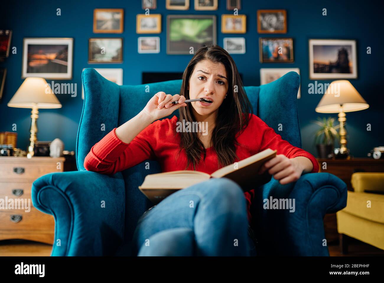 Stress étudiant inquiet à la maison étudiant.cours d'apprentissage en ligne-seulement devoirs.matériel d'examen comprendre problème.difficile homeschooling.Coronaviru Banque D'Images