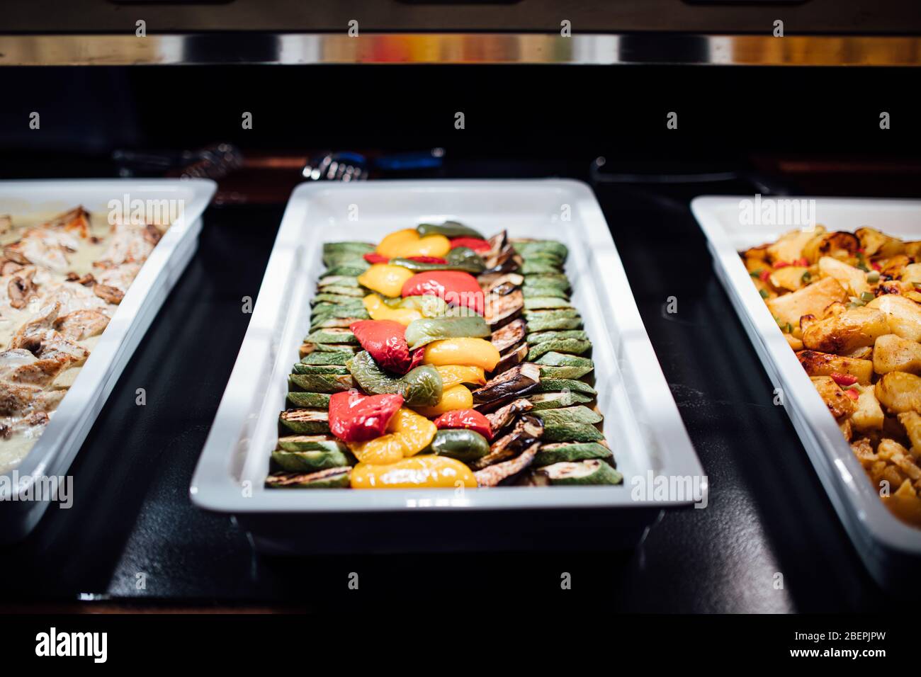 Variété de légumes grillés servis lors d'un dîner buffet spécial de célébration.plat latéral de Vegan.régime kétogénique méditerranéen.Eggplant,zuccini et Banque D'Images
