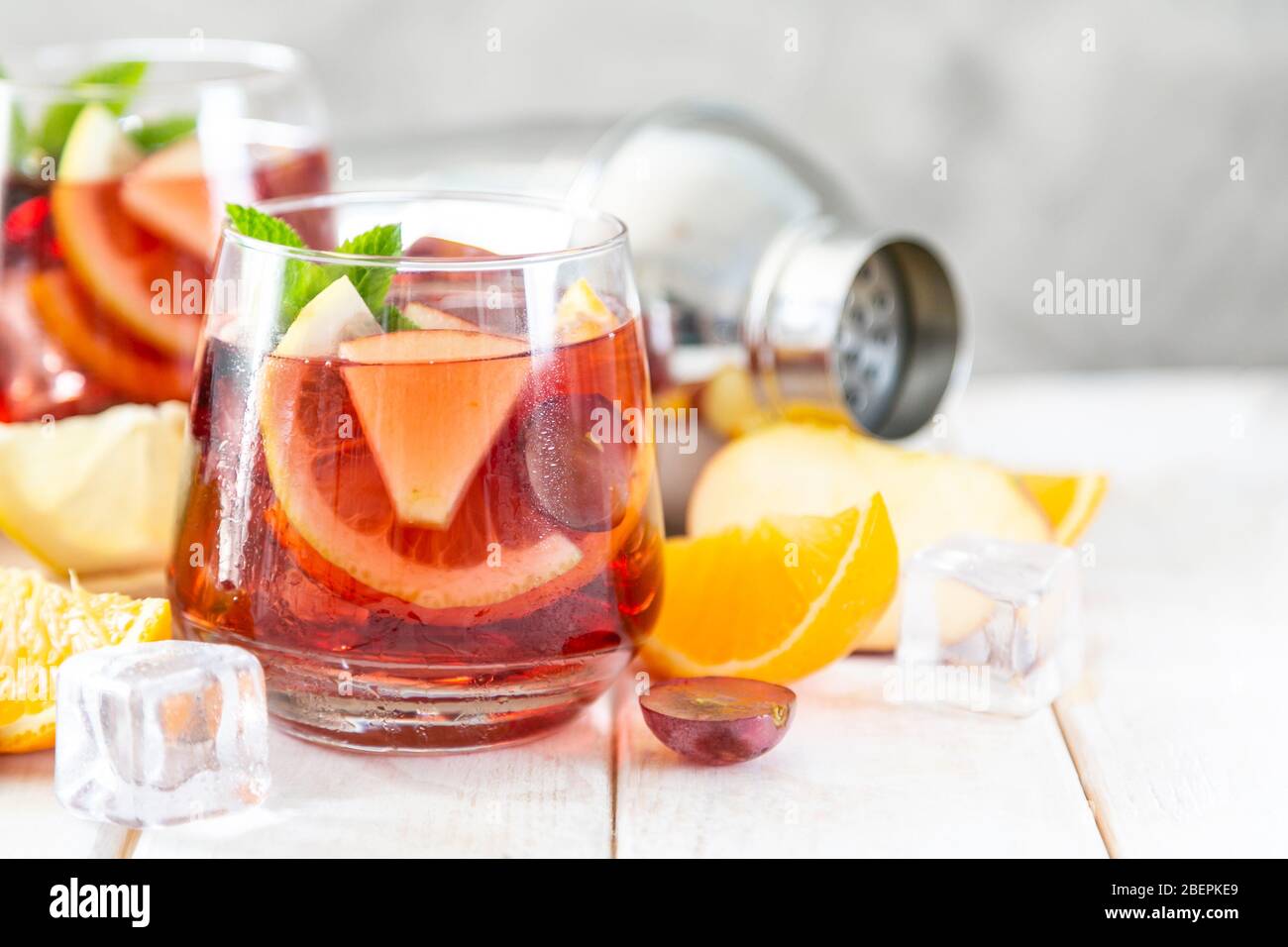 La sangria et les ingrédients dans les verres sur fond de bois Banque D'Images