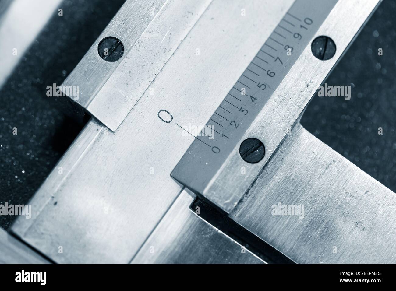 Les marqueurs analogiques se fragmentent avec une échelle et une ligne zéro, une photo gros plan dans le bleu avec mise au point sélective Banque D'Images