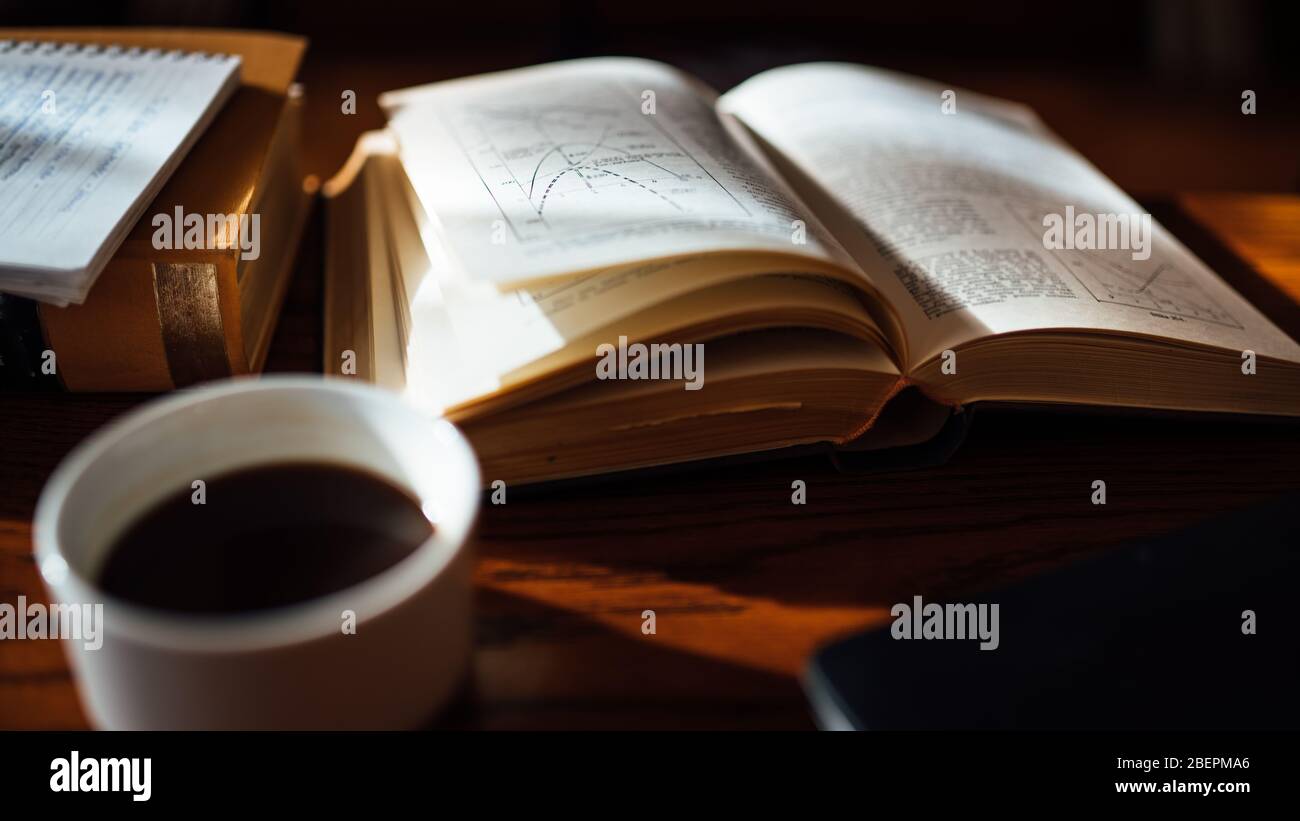 Vieux livre d'archives de couverture rigide avec notes et café sur table.recherche et concept d'éducation.lecture d'un livre,étude de la littérature difficile.détente t Banque D'Images