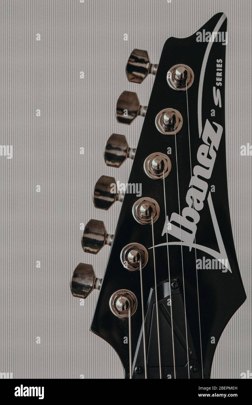 Le stock isolé d'une guitare électrique Sunburst Ibanez S520 BlackBerry sur un fond blanc Banque D'Images