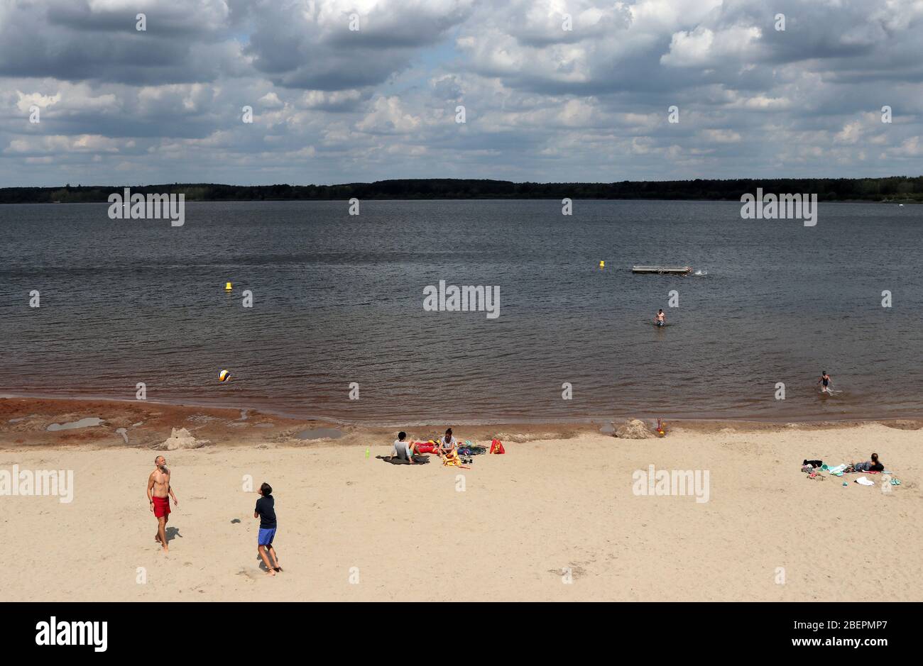 Big Kosher, Allemagne. 14 août 2019. Le Senftenberger See, dans le district d'Oberspreewald-Lauritz (Brandebourg), créé par l'inondation de l'ancienne mine de lignite Niemtsch entre 1967 et 1972, prise le 14.08.2019. Sur la plage de sable lumineux de Gro? Koschen, les baigneurs peuvent profiter du temps de l'été. Crédit: Peter Zimmermann | usage dans le monde/dpa/Alay Live News Banque D'Images