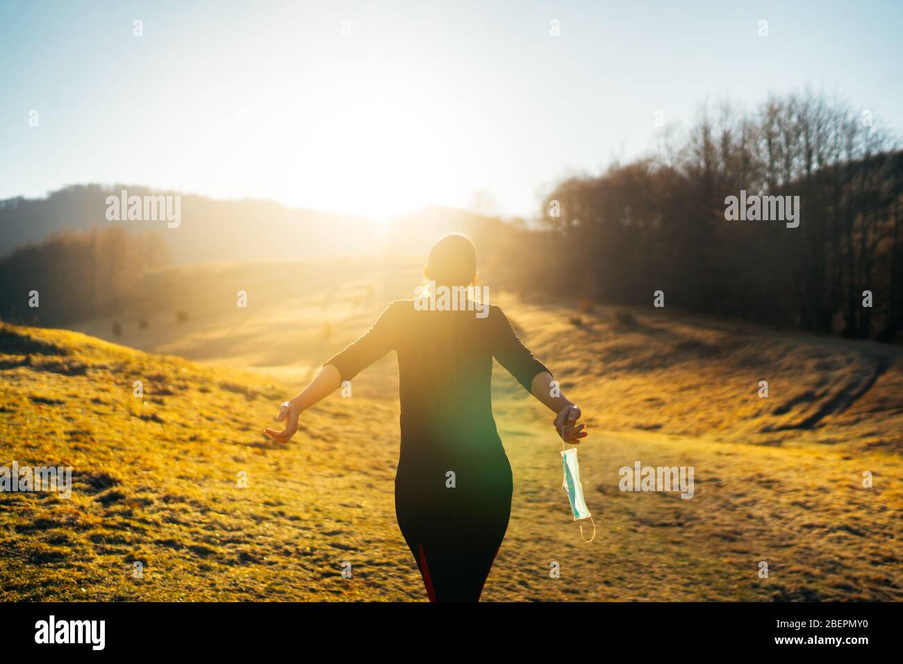 Femme célébrant sans masque.concept de vaincre la maladie.récupéré du coronavirus.cured maladie émotive patient.Covid-19 virus épidémie problème Banque D'Images