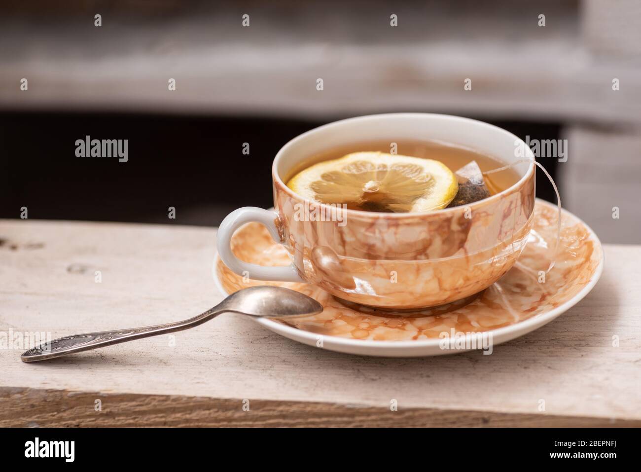 tasse de vaisselle de thé noir préparé frais avec une tranche de citron Banque D'Images
