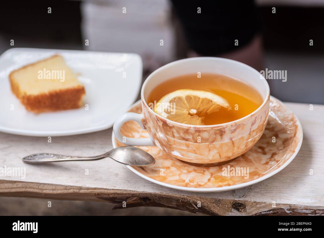 tasse de vaisselle de thé noir préparé frais avec une tranche de citron Banque D'Images