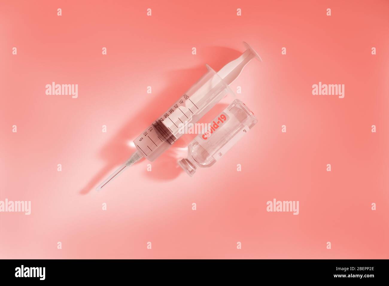 Coronavirus , COVID-19, 2019-nCov concept nouveau virus. Vaccin contre l'infection et seringue. Test pour le diagnostic. Virus épidémique Syndrome respiratoire. Syri Banque D'Images