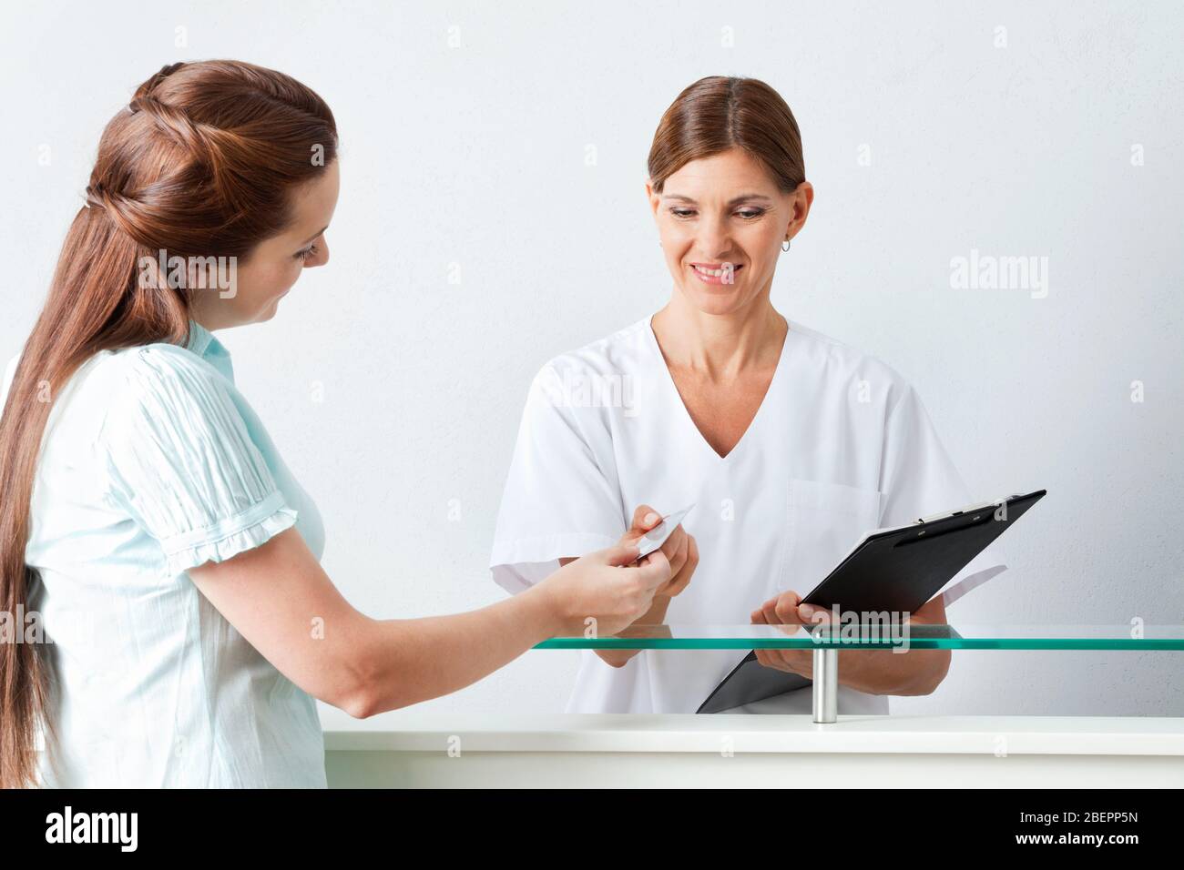 La patiente remet sa carte à puce à un médecin Banque D'Images