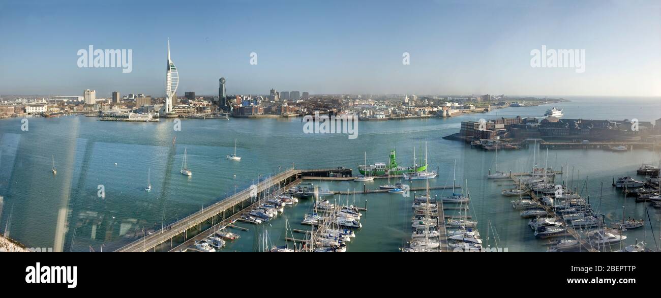 Panorama de l'entrée du port de Portsmouth, en partant de la tour Seaward à Gosport, dans le Hampshire, en Angleterre, au Royaume-Uni, avec des reflets de fenêtre sur l'eau Banque D'Images