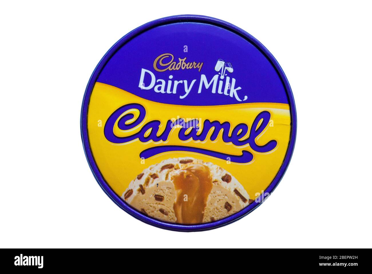 Cadbury lait laitier caramel crème glacée et morceaux de Cadbury avec un coeur velouté de caramel lisse dans la cuve isolée sur fond blanc - de dessus Banque D'Images