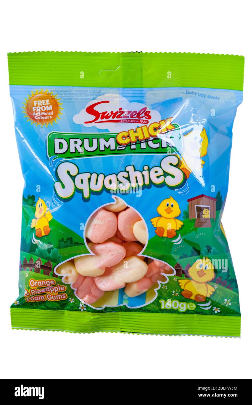 Sac d'Drumchick Swizzels Squashies, orange & saveur ananas gencives isolé sur fond blanc - prêt pour Pâques Banque D'Images