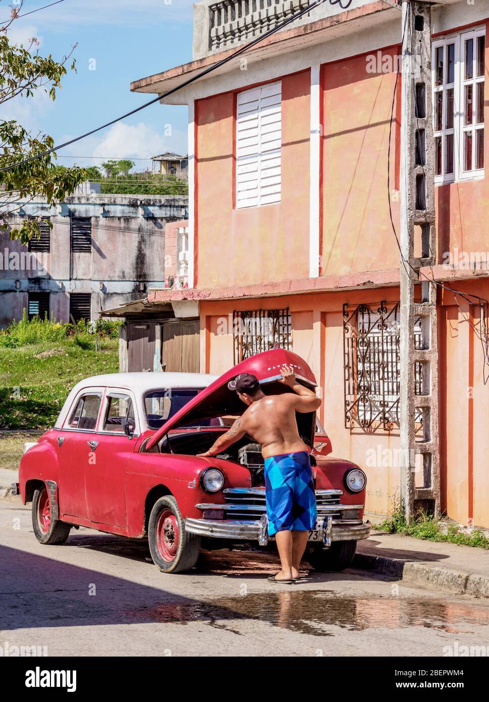 Voiture ancienne dans la rue Baracoa, province de Guantanamo, Cuba Banque D'Images