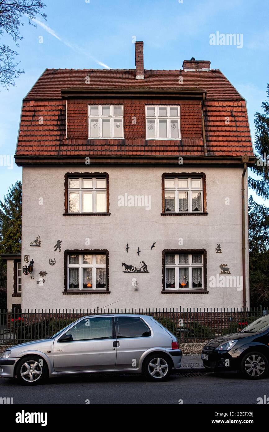 Extérieur de la maison à Prierosser Strasse Wim mur ornements à Rudow-Berlin, Neukölln, Allemagne Banque D'Images