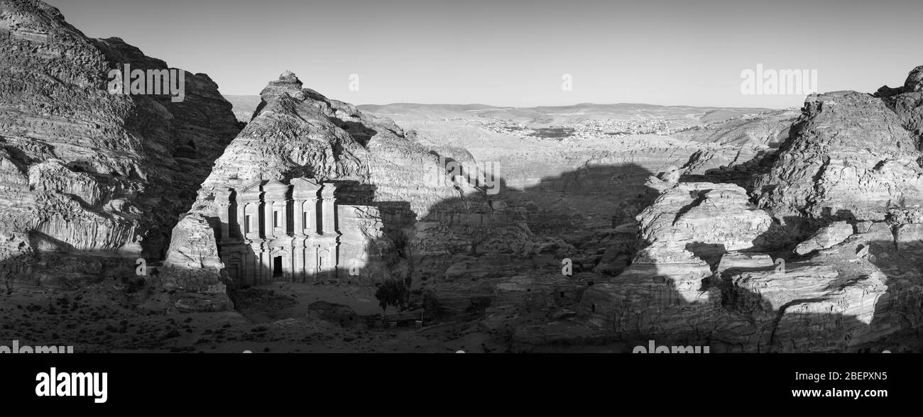 Vue panoramique sur le monastère (Al-Deir) au coucher du soleil, Petra, Jordanie Banque D'Images