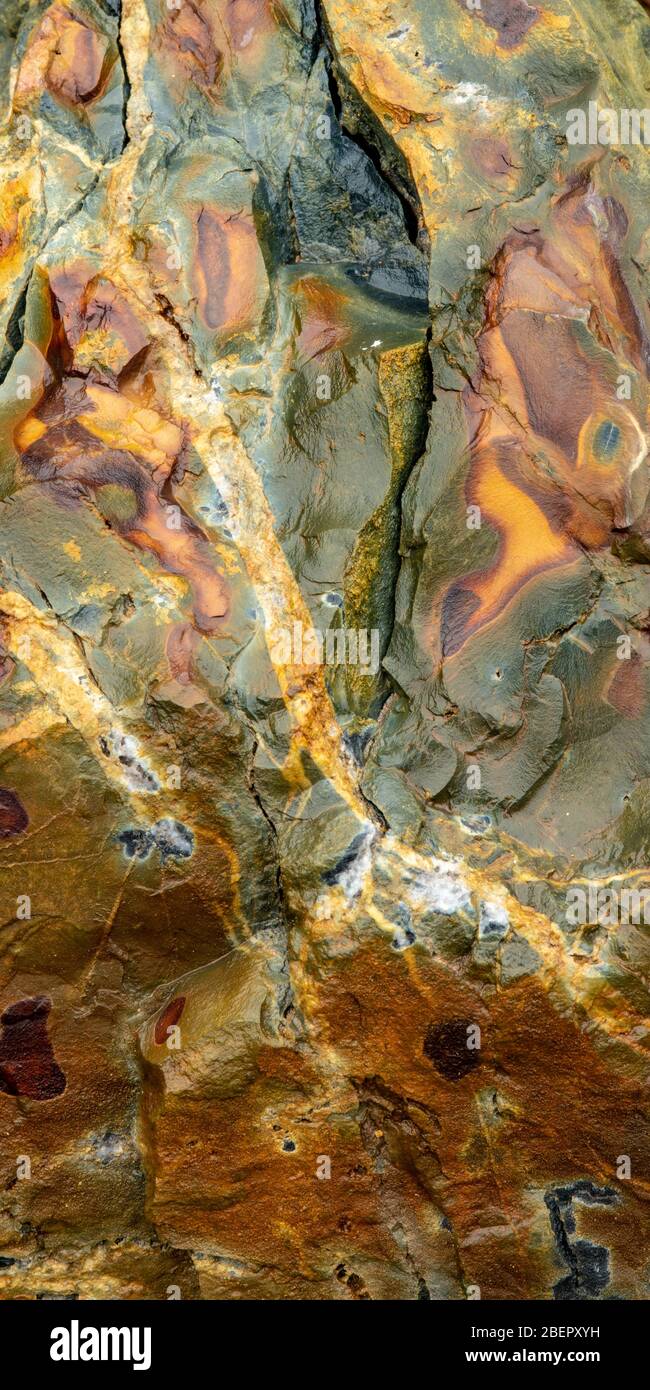 Détail du minerai coloré dans la mine de cuivre de Parys Mountain à Anglesey Banque D'Images