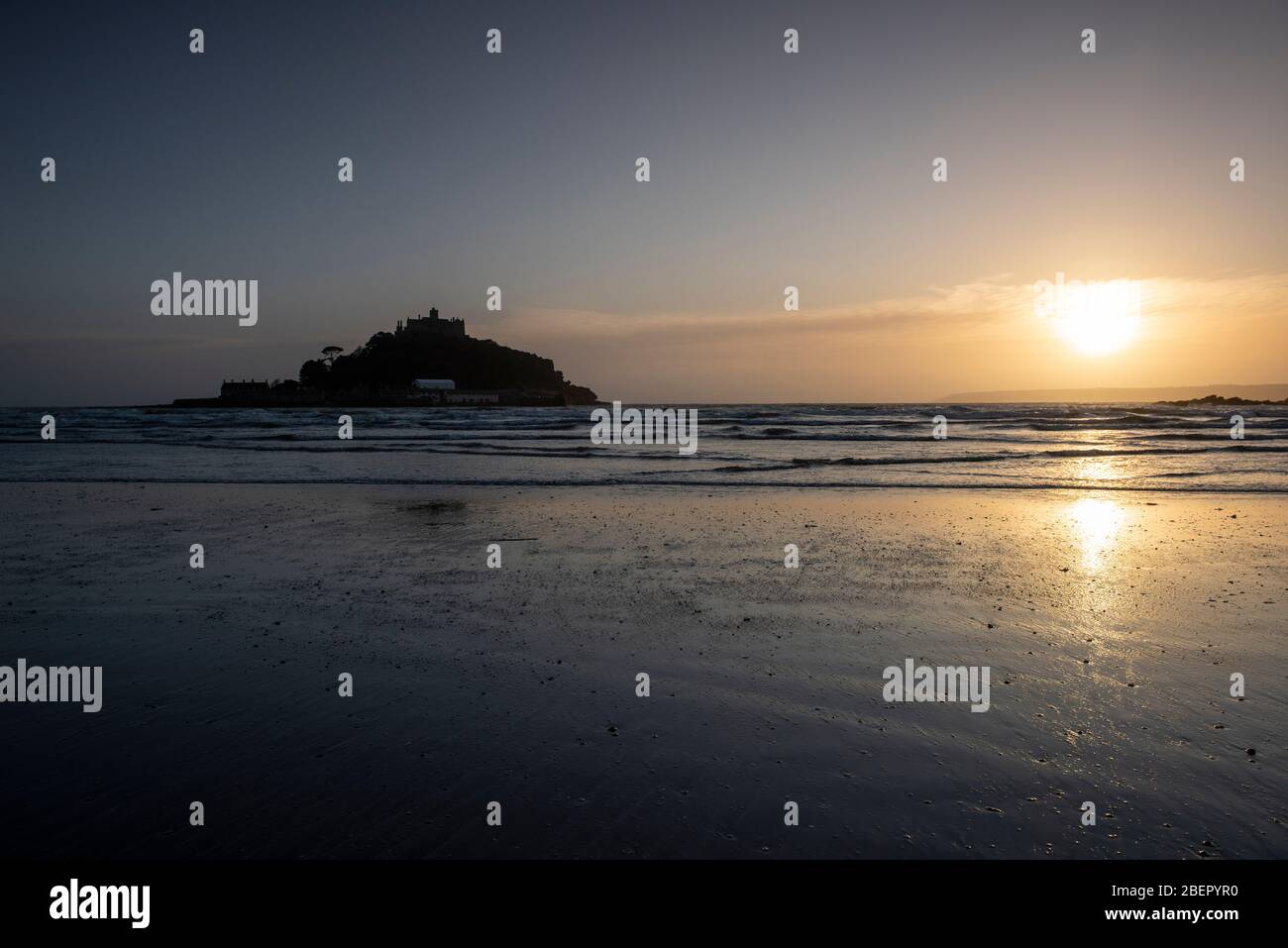 Coucher de soleil sur la plage de Marazion en regardant vers St Michael's Mount, Cornwall Angleterre Royaume-Uni Banque D'Images