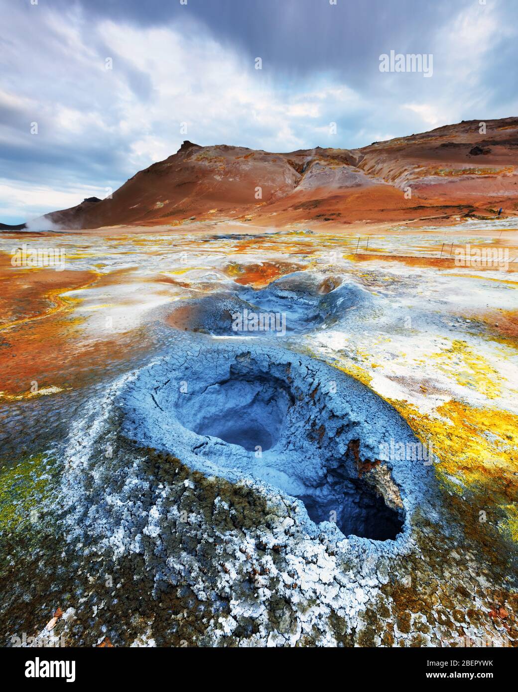 Vue magnifique sur le champ de fumarale dans la vallée de Namafjall, en Islande. Photographie de paysage Banque D'Images