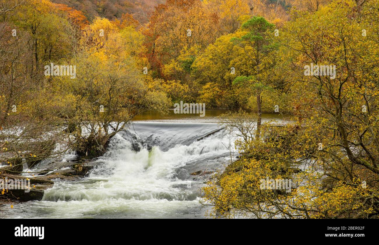 Rivière Ogwen dans le nord du pays de Galles en inondation après la pluie Banque D'Images