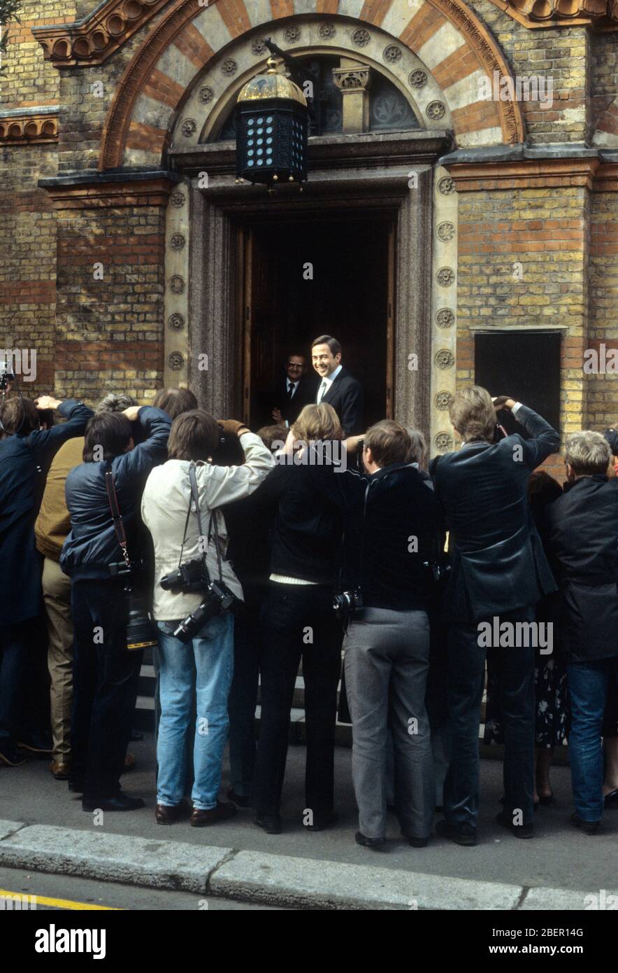 Le roi Constantin II de Grèce parle aux médias lors du baptême du prince Philippos de Grèce, Londres Angleterre 10 juillet 1986. Banque D'Images