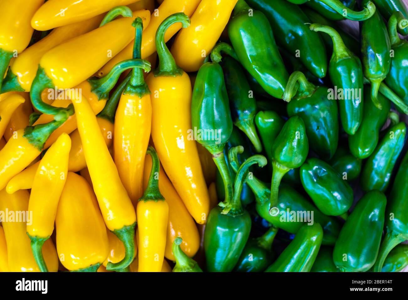 Fermeture des poivrons chauds jaunes et verts. Photographie alimentaire Banque D'Images